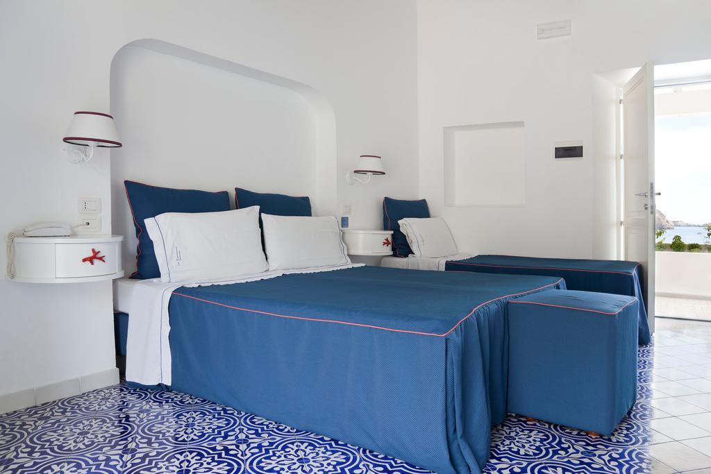 Hotel La Terrazza Панарея Стая снимка