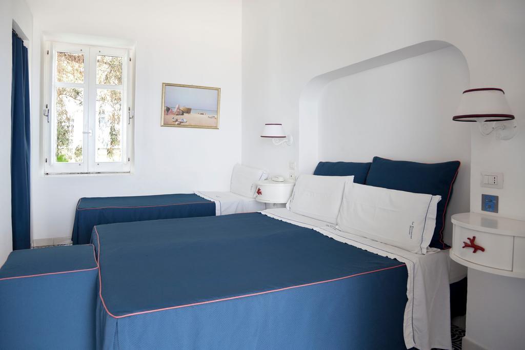 Hotel La Terrazza Панарея Стая снимка